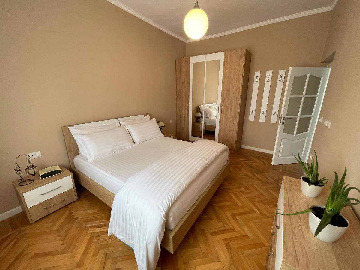Joni & Joy Center Apartment ベラト エクステリア 写真