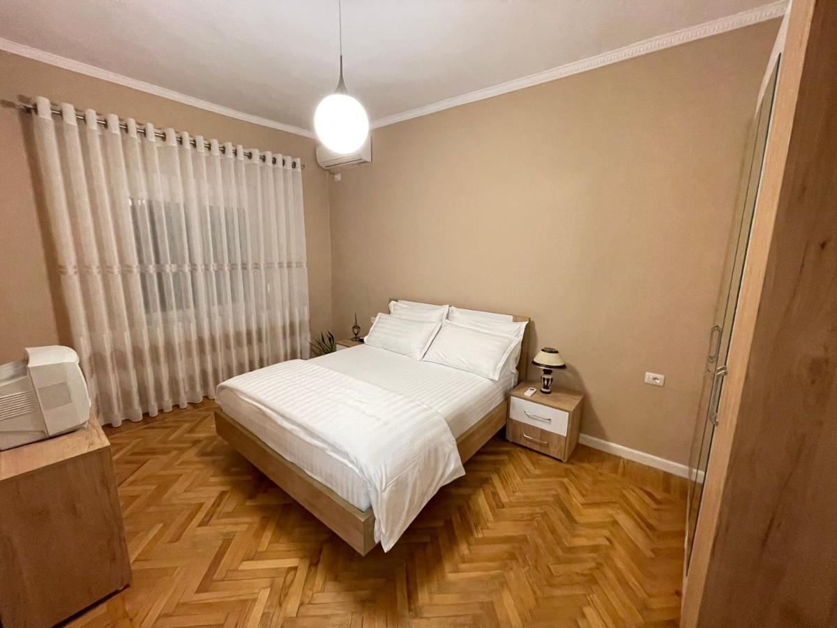 Joni & Joy Center Apartment ベラト エクステリア 写真