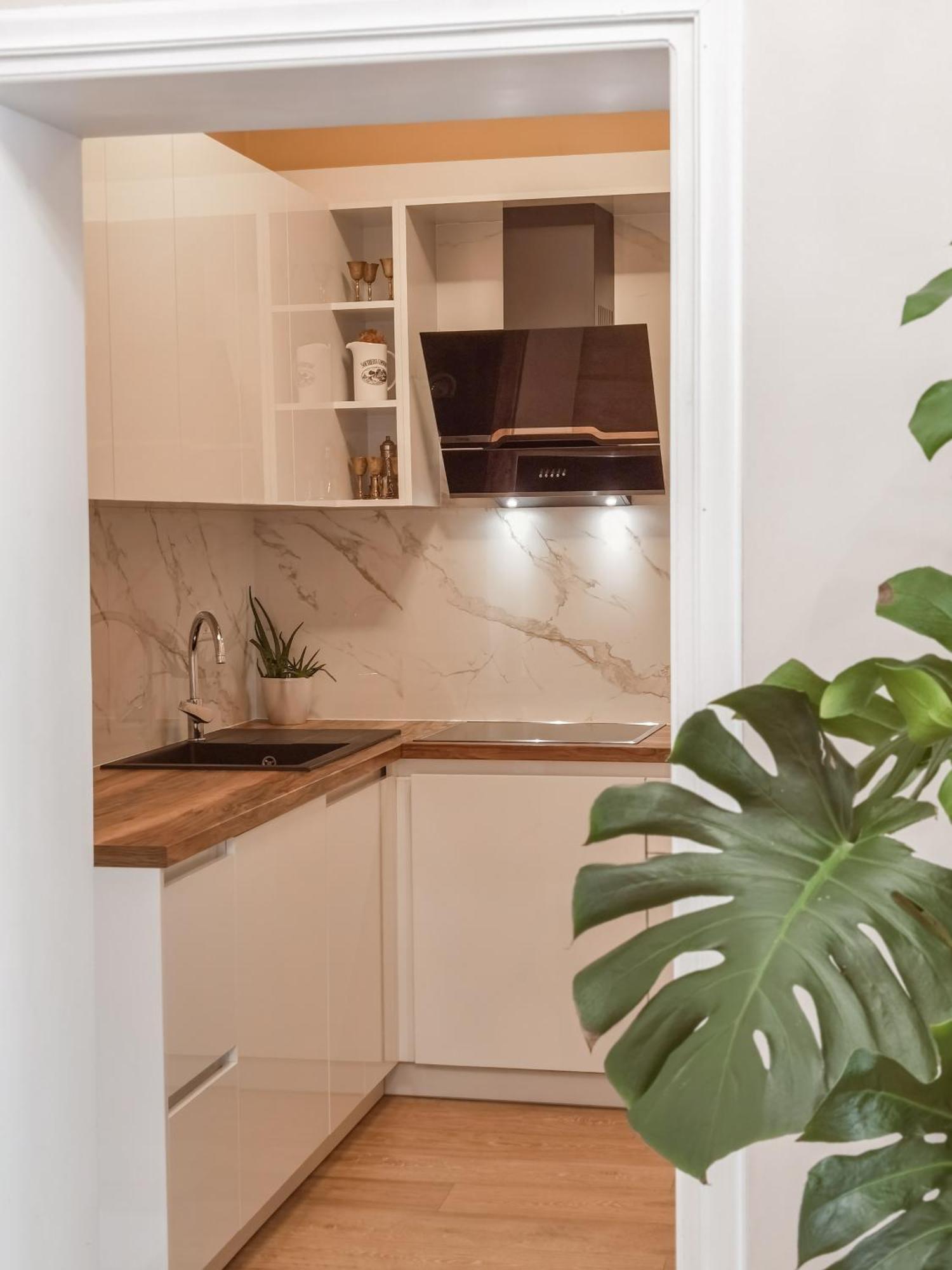 Joni & Joy Center Apartment ベラト エクステリア 写真