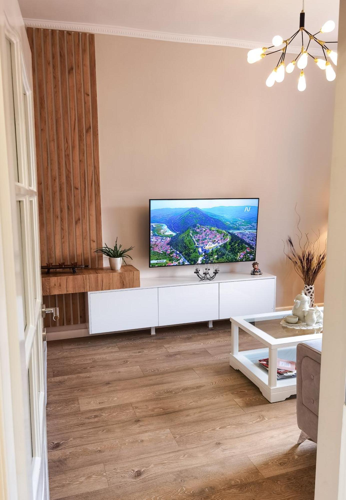 Joni & Joy Center Apartment ベラト エクステリア 写真